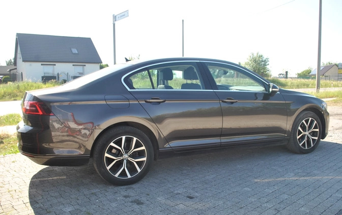 Volkswagen Passat cena 64900 przebieg: 146480, rok produkcji 2017 z Czersk małe 277